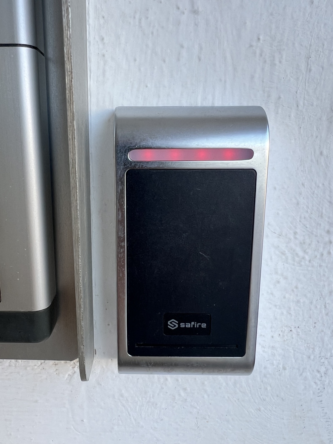 Lector de control de acceso instalado en una comunidad