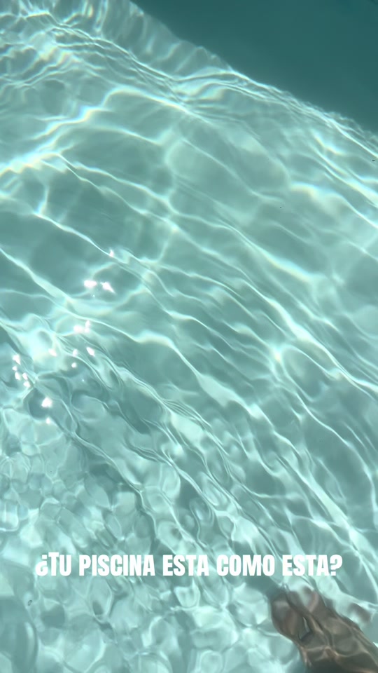 Agua cristalina de una piscina mantenida por Comuniservis